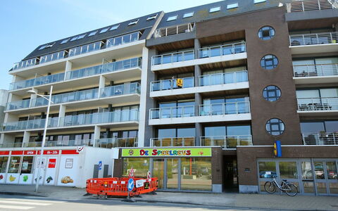 Albatros 301 with Balcony: Ciel, Bâtiment, Roue, Design Urbain, Architecture, Fenêtre, Bloc Tour, Condominium, Véhicule