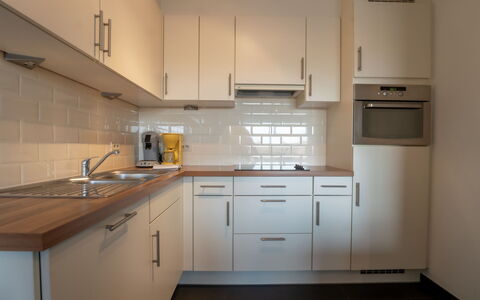 Zeeparel 402 with Balcony: Comptoir, Cuisine, Appareil De Cuisine, Cabinetry, Sol, Design Intérieur, Principaux Appliance, Bois, Sol, Électroménager
