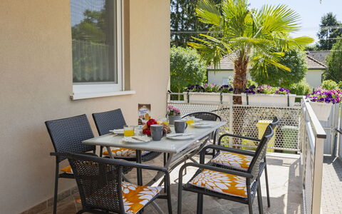Beige: Meubles, Chaise, Mobilier De Jardin, Table, Tableau De Plein Air, Design Intérieur, Table Cuisine Et Salle A Manger, Patio, Ombre, Jardin