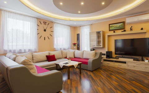 Beige: Meubles, Design Intérieur, Sol, Canapé, Sol, Bois, Plafond, Salon, Parquet, Pièce