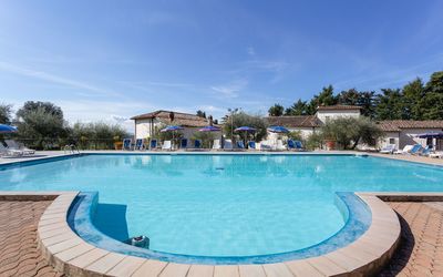 Villa Grassina: Piscine, Propriété, Loisir, Immobilier, L'Eau, Recours, Bâtiment, Vacances, Biens, Ciel