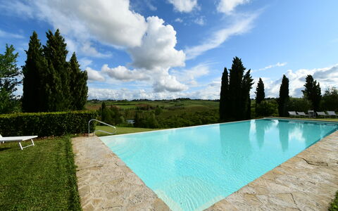 Rocche Di Valiano: L'Eau, Nuage, Ciel, Plante, Propriété, Bleu Azur, Piscine, Arbre, Lot Terre, Ombre