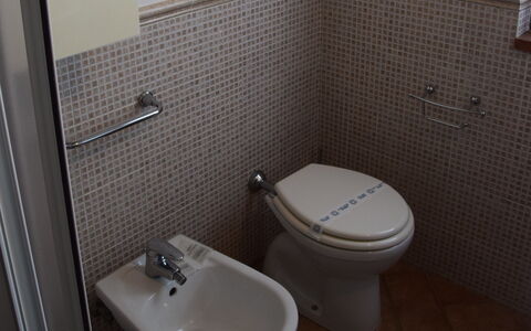 Rocche Di Valiano: Toilette, Salle De Bains, Siège De Toilette, Propriété, Lavabo, Luminaire Plomberie, Tuile, Mur, Violet, Sol