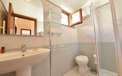 rocche-di-valiano-chianti-castelnuovo-berardenga-ortensia-bathroom
