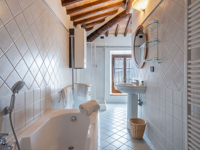 rocche-di-valiano-chianti-castelnuovo-berardenga-glicine-bathroom