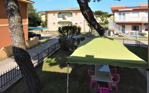 Rosolina Mare 500: Propriété, Table, Arbre, Ombre, Herbe, Immobilier, Meubles, Plante, Loisir, Maison