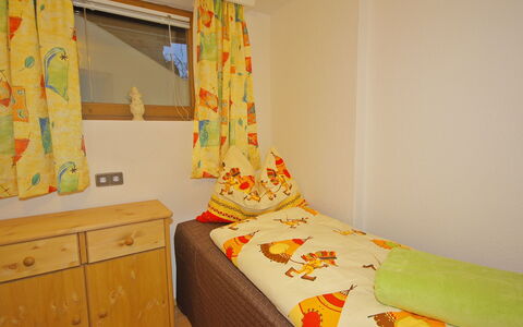 Wieser: Pièce, Propriété, Design Intérieur, Jaune, Orange, Chambre, Meubles, Rideau, Lit, Textile