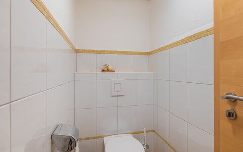 Wieser: Propriété, Bâtiment, Salle De Bains, Luminaire Plomberie, Violet, Design Intérieur, Sol, Mur, Sol