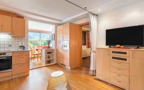 Wieser: Cabinetry, Comptoir, Meubles, Cuisine, Bois, Bâtiment, Électroménager, Tiroir, Fenêtre, Sol