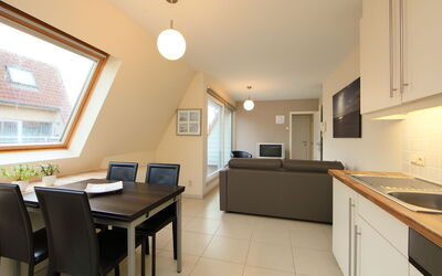 Bredene 715: Propriété, Meubles, Table, Fenêtre, Cabinetry, Bâtiment, Chaise, Plante D'Appartement, Tiroir, Bois