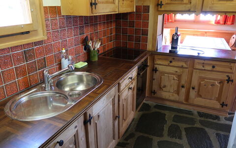 Chistiala Dadens: Marron, Cabinetry, Evier, Comptoir, Meubles, Propriété, Robinet, Évier, Luminaire Plomberie, Cuisine