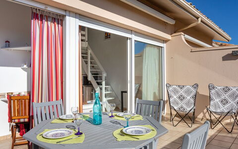 Les Reflets: Table, Meubles, Bâtiment, Propriété, Chaise, Bleu Azur, Bois, Fenêtre, Ombre, Éclairage