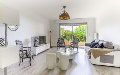 Eze 100: Propriété, L'Eau, Ciel, Design Intérieur, Bâtiment, Piscine, Loisir, Ombre, Arbre, Condominium