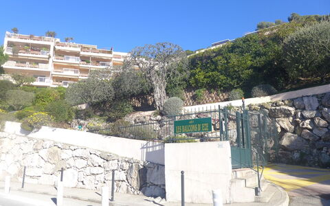 Eze 100: Propriété, Ciel, Mur, Architecture, Montagne, Bâtiment, Maison, Tourisme, Arbre, Vacances