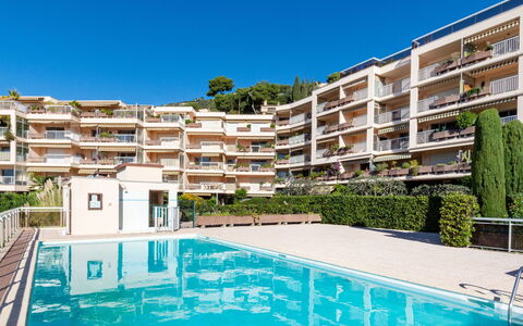 Eze 100: L'Eau, Propriété, Ciel, Bâtiment, Plante, Bleu Azur, Piscine, Arbre, Loisir, Condominium