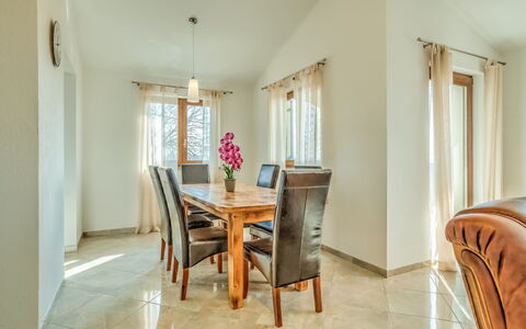 Poreč Tar 103: Pièce, Propriété, Meubles, Sol, Design Intérieur, Bâtiment, Salle À Manger, Maison, Table, Jaune