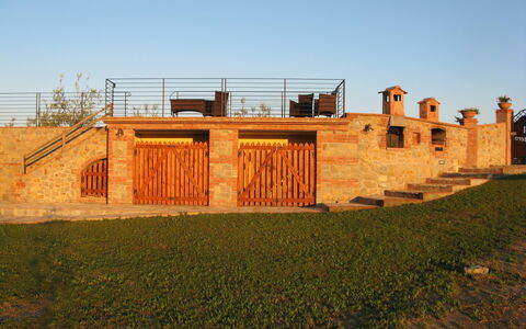Villa Barbara: Mur, Herbe, Lot Terre, Bâtiment, Maison, Architecture, Façade, Paysage