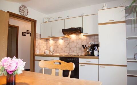 Huber: Pièce, Meubles, Design Intérieur, Propriété, Bâtiment, Plafond, Maison, Sol, Cuisine, Table
