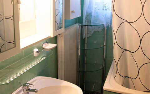 Huber: Luminaire Plomberie, Propriété, Robinet, Évier, Lavabo, Miroir, Vert, Salle De Bains, Design Intérieur, Éclairage