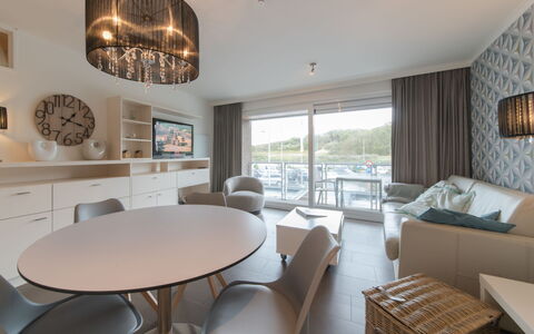 Bredene 500: Table, Meubles, Canapé, Chaise, Cadre, Bâtiment, Fenêtre, Bois, Design Intérieur, Rideau