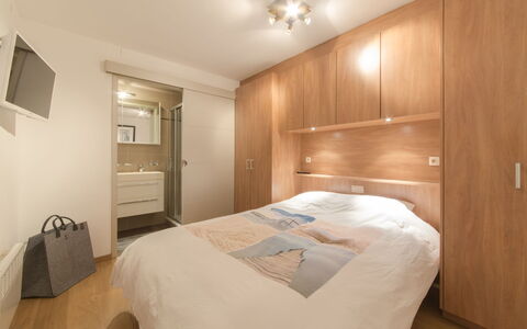 Bredene 500: Meubles, Propriété, Confort, Bâtiment, Cabinetry, Bois, Lit, Éclairage, Cadre De Lit, Sol