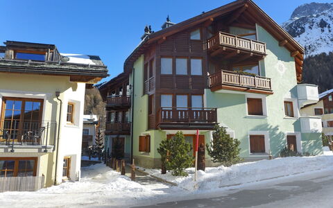 Chesa Vadret Surlej: Propriété, Bâtiment, Maison, Neige, Ville, Immobilier, L'Hiver, Quartier, Domicile, Zone Résidentielle