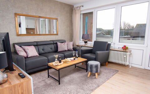 Gezeiten: Table, Meubles, Propriété, Bleu Azur, Bâtiment, Chaise, Design Intérieur, Éclairage, Orange, Jaune