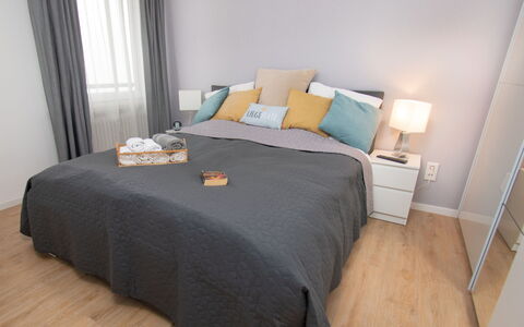 Gezeiten: Table, Meubles, Propriété, Bleu Azur, Bâtiment, Chaise, Design Intérieur, Éclairage, Orange, Jaune