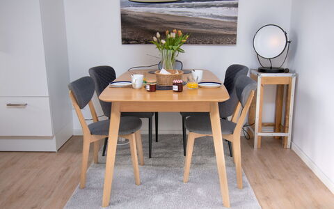 Gezeiten: Table, Meubles, Propriété, Bleu Azur, Bâtiment, Chaise, Design Intérieur, Éclairage, Orange, Jaune