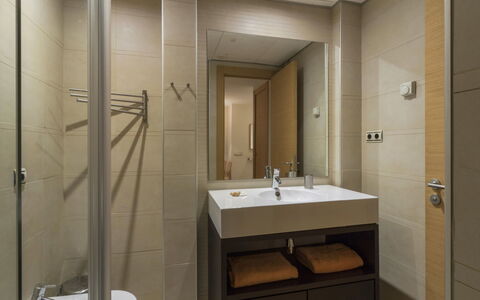 Samara Resort: Miroir, Robinet, Évier, Luminaire Plomberie, Propriété, Salle De Bains, Lavabo, Bois, Design Intérieur