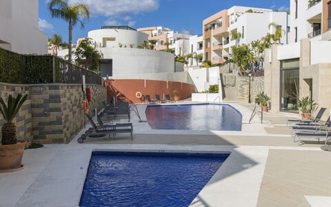 Samara Resort: Plante, L'Eau, Ciel, Propriété, Bâtiment, Nuage, Bleu Azur, Piscine, Arbre, Zone Résidentielle