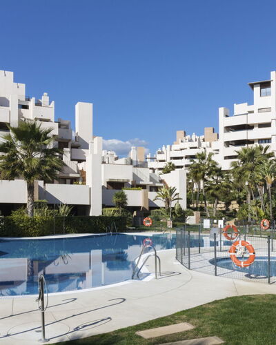 Bahia de la Plata: Ciel, Bâtiment, Plante, Bleu Azur, Piscine, Ombre, Design Urbain, Condominium, Arbre, Quartier