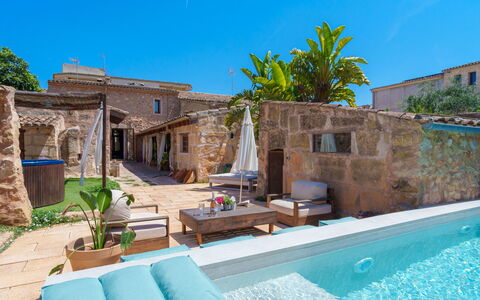 Ca Sa Padrina: L'Eau, Plante, Bâtiment, Propriété, Ciel, Piscine, Bleu, Bleu Azur, Mobilier De Jardin, Maison