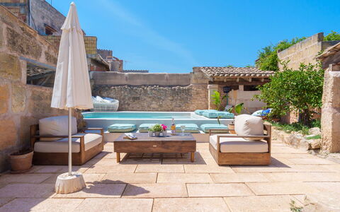 Ca Sa Padrina: Plante, Ciel, Meubles, Pot De Fleur, Bâtiment, Bleu Azur, Plante D'Appartement, Mobilier De Jardin, Maison, Mur
