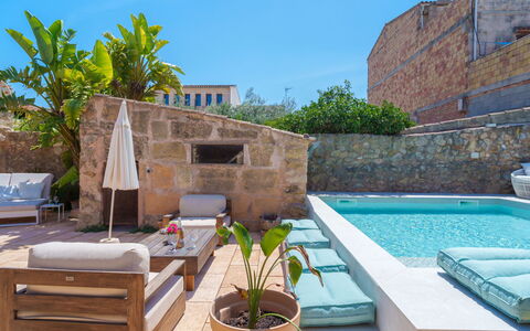 Ca Sa Padrina: Ciel, Plante, L'Eau, Propriété, Pot De Fleur, Mobilier De Jardin, Design Intérieur, Bâtiment, Mur, Plante D'Appartement