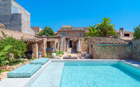 Ca Sa Padrina: L'Eau, Plante, Ciel, Propriété, Bâtiment, Piscine, Bleu Azur, Herbe, Loisir, Maison