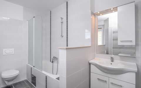 Mario 2: Salle De Bains, Propriété, Pièce, Design Intérieur, Luminaire Plomberie, Accessoire Salle De Bain, Tuile, Architecture, Robinet, Armoire De Toilette