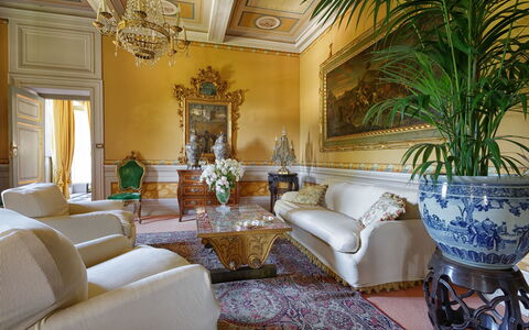 Villa de Ranieri: Salon, Pièce, Design Intérieur, Propriété, Meubles, Bâtiment, Mur, Immobilier, Plafond, Domicile