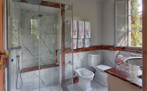 Villa de Ranieri: Salle De Bains, Pièce, Propriété, Sol, Maison, Tuile, Luminaire Plomberie, Design Intérieur, Architecture, Bâtiment