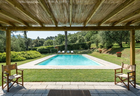 Villa de Ranieri: Plante, Propriété, L'Eau, Piscine, La Nature, Bleu Azur, Ombre, Rectangle, Loisir, Mobilier De Jardin