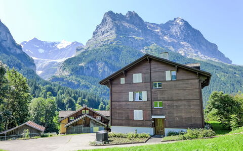 Chalet Mettli: Ciel, Bâtiment, Plante, Table, Ombre, Design Intérieur, Design Urbain, Arbre, Condominium, Zone Résidentielle