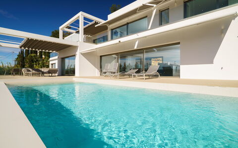 Exorbo: L'Eau, Ciel, Jour, Propriété, Bâtiment, Piscine, Ombre, Architecture, Plante, Loisir
