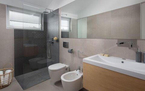 Santa Marina: Salle De Bains, Propriété, Pièce, Baignoire, Design Intérieur, Architecture, Sol, Luminaire Plomberie, Robinet, Mur