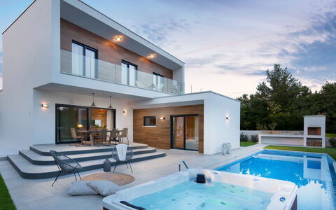 Santa Marina: Ciel, L'Eau, Bâtiment, Fenêtre, Nuage, Piscine, Bleu Azur, Ombre, Design Intérieur, Éclairage