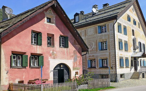 Chesa Rossa: Ciel, Plante, Bâtiment, Fenêtre, Maison, Quartier, Brique, Zone Résidentielle, Clôture, Chalet