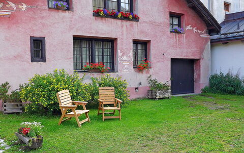 Chesa Rossa: Propriété, Maison, Chalet, Bâtiment, Cour, Herbe, Zone Rurale, Arrière-Cour, Immobilier, Village