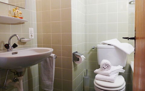 Chesa Rossa: Salle De Bains, Toilette, Siège De Toilette, Propriété, Pièce, Luminaire Plomberie, Tuile, Accessoire Salle De Bain, Mur, Céramique
