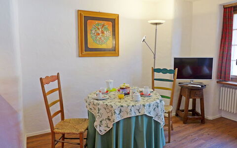 Chesa Rossa: Salle À Manger, Pièce, Meubles, Propriété, Jaune, Design Intérieur, Sol, Table, Maison, Mur
