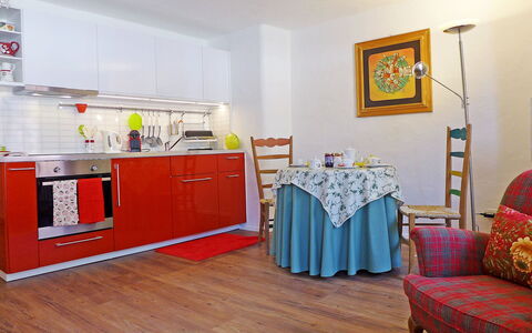 Chesa Rossa: Pièce, Meubles, Sol, Propriété, Design Intérieur, Jaune, Bâtiment, Maison, Parquet, Revêtement De Sol Stratifié