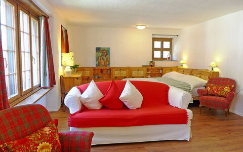 Chesa Rossa: Meubles, Pièce, Propriété, Design Intérieur, Salon, Chambre, Sol, Bâtiment, Lit, Dur